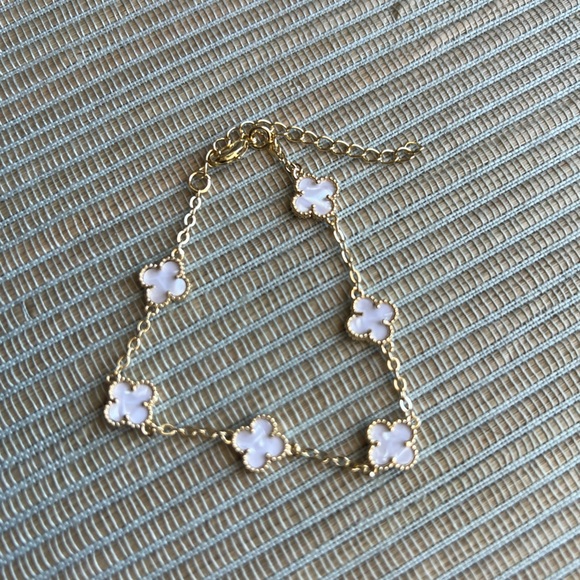 Mini  Gold and  marble White Clover Bracelet - Picture 4 of 4